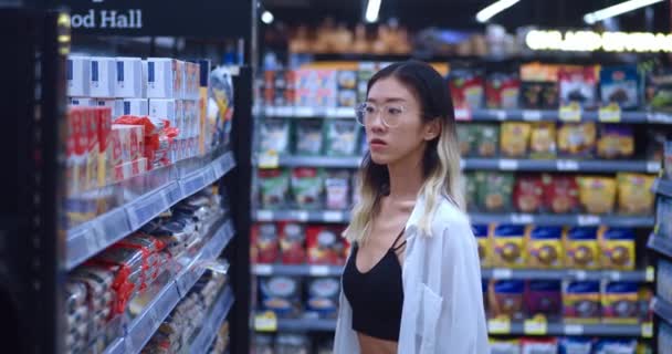 Junge Asiatinnen Mit Brille Betrachten Die Hohen Lebensmittelpreise Lebensmittelladen Während — Stockvideo