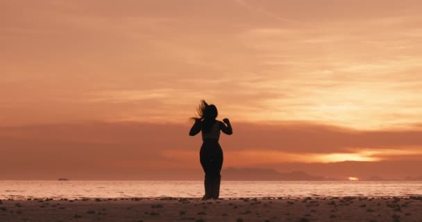 Tylny Widok Kobieta Zwycięzca Zachodzie Słońca Skacząc Złotym Tle Zachód — Wideo stockowe