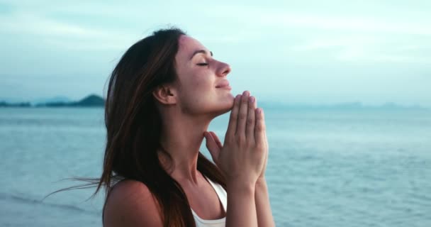 Mutlu Kadın Umutla Gökyüzüne Bakarak Tanrı Dua Ediyor Akşamları Denizde — Stok video
