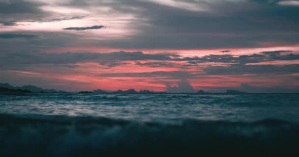 Kızıl Yaz Deniz Günbatımının Manzarası Turkuaz Deniz Suyu Pembe Gökyüzü — Stok video