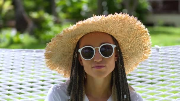 Porträt Einer Attraktiven Reisenden Mit Strohhut Und Sonnenbrille Die Den — Stockvideo