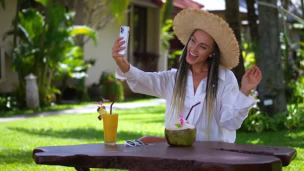 Una Viaggiatrice Sorridente Cappello Paglia Che Videochiamate Con Telefono Amici — Video Stock