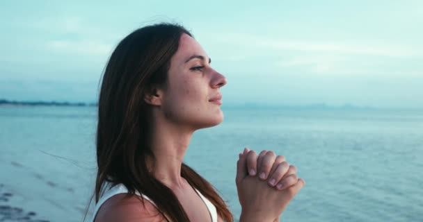 Prière Femme Avec Les Mains Croisées Sur Bord Mer Soir — Video