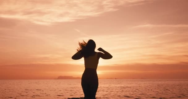 Sylwetka Szczęśliwej Kobiety Skaczącej Plaży Cieszącej Się Tropikalnym Zachodem Słońca — Wideo stockowe