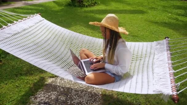 Mujer Programador Nómada Digital Sombrero Paja Utiliza Ordenador Portátil Para — Vídeos de Stock