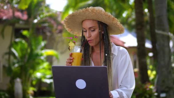 Žena Turista Slamáku Pracuje Notebooku Jako Digitální Nomád Pití Mango — Stock video