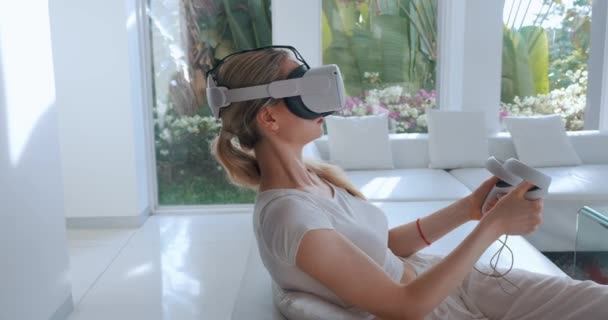 Mujer Realidad Virtual Gafas Movimiento Manos Con Controladores Sentarse Sofá — Vídeos de Stock