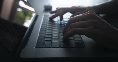 Bilgisayar korsanı kadın bilgisayarı kapatıp programcı kod virüsünü akşamları klavyede dizüstü bilgisayara yerleştiriyor ve evde oturuyor. Modern klavyede dizüstü bilgisayarda yazan kadın programcı.