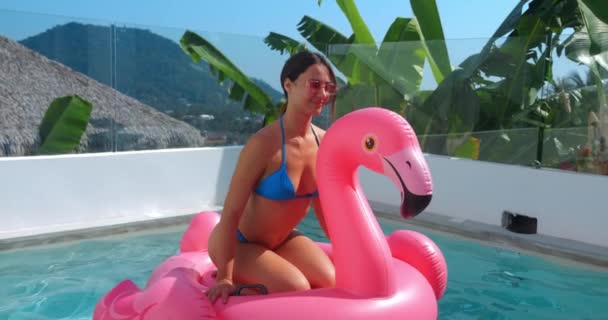 Молодая Туристка Бикини Загорает Надувном Розовом Фламинго Бассейне Жаркий Летний — стоковое видео