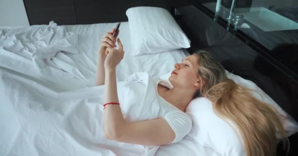 Side View Beautiful Female Χρησιμοποιώντας Smartphone Στο Κρεβάτι Πρωί Smiling — Αρχείο Βίντεο