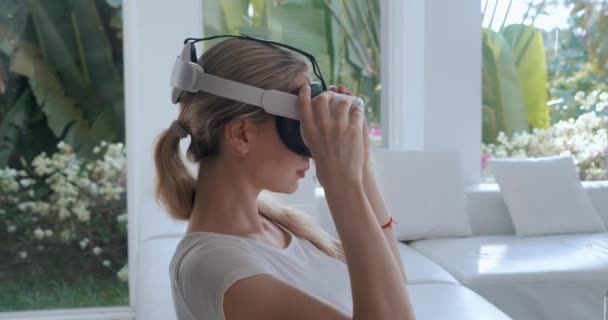 Tânără Blondă Pune Acasă Set Căști Realitate Virtuală Vedere Laterală — Videoclip de stoc