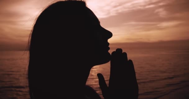 Gün Batımında Genç Bir Kadın Ellerini Katlayarak Dua Siluetine Sardı — Stok video