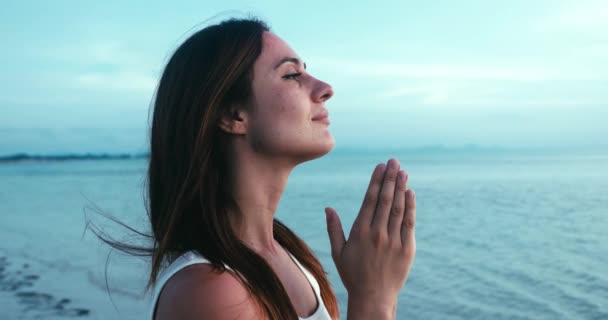 Giovane Donna Spirituale Che Prega Guardando Cielo Con Speranza Fede — Video Stock