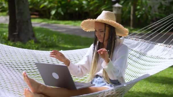 Frohe Frau Freelancer Digital Nomad Beendete Die Arbeit Laptop Während — Stockvideo