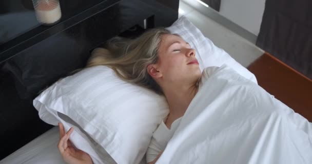 Von Oben Betrachtet Schlafen Junge Frauen Den 30Er Jahren Auf — Stockvideo