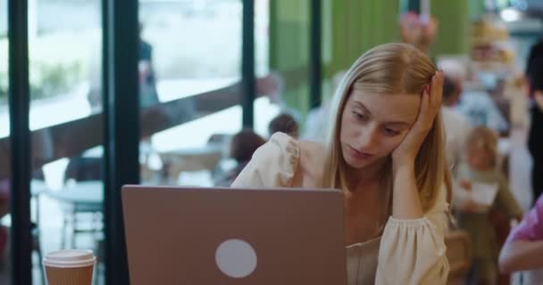 Κουρασμένη Εργαζόμενη Εργαζόμενη Κάθεται Ένα Καφέ Στον Υπολογιστή Δεν Τηρεί — Αρχείο Βίντεο
