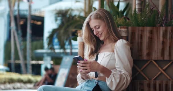 Mutlu Genç Bir Kadın Dışarıdaki Bir Kafedeki Bankta Dinlenirken Cep — Stok video
