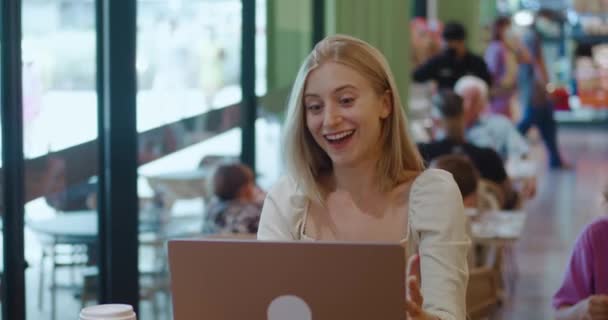 Feliz Mujer Joven Caucásica Tienen Reuniones Virtuales Sentados Acogedora Cafetería — Vídeo de stock