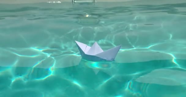 Χάρτινο Σκάφος Επιπλέει Στο Νερό Χαρούμενο Παιδικό Όνειρο Όνειρα Μέλλον — Αρχείο Βίντεο