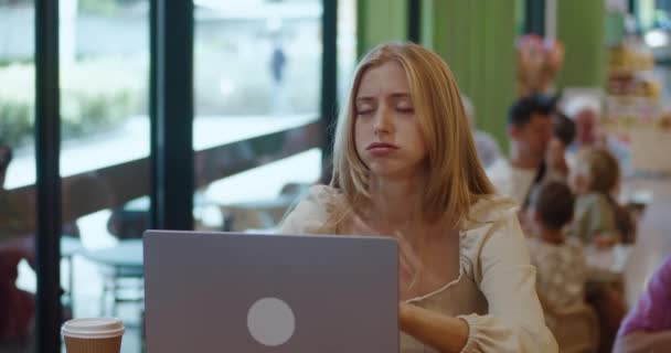Фрилансер Сидящий Столом Кафе Испытывает Раздражение Проблем Ноутбуком Женщина Сидит — стоковое видео