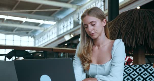 Kształcenie Praca Online Odległość Szczęśliwa Kobieta Siedząca Przytulnej Kawiarni Zdalnie — Wideo stockowe
