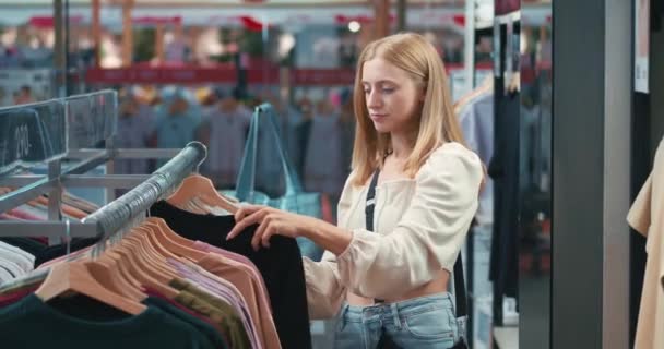 Αγοραστής Είναι Στο Τμήμα Ενδυμάτων Γυναίκα Κάνει Ψώνια Ελέγχει Την — Αρχείο Βίντεο
