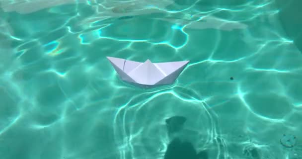 Паперовий Човен Блакитній Воді Хвилями Маленький Білий Човен Паперу Сонячний — стокове відео