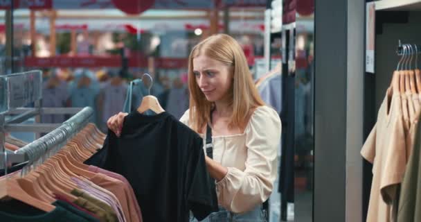 Shopping Koncept Livlig Vidd Kläder Butik Ung Kvinna Står Omgiven — Stockvideo