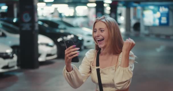 Mujer Emocionada Pie Estacionamiento Dice Que Pasó Prueba Examen Alegre — Vídeos de Stock