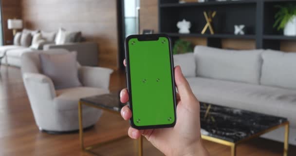 Jovem Usando Celular Com Tela Verde Modo Vertical Casa Masculino — Vídeo de Stock