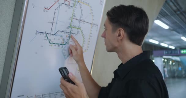 Profil Manusia Melihat Jalan Peta Menunjuk Pada Peta Jaringan Metro — Stok Video