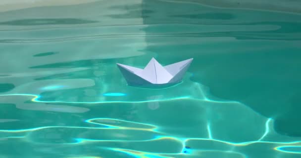 Beyaz Kağıt Tekne Neşeyle Yelken Açıyor Kağıttan Bir Teknenin Suda — Stok video