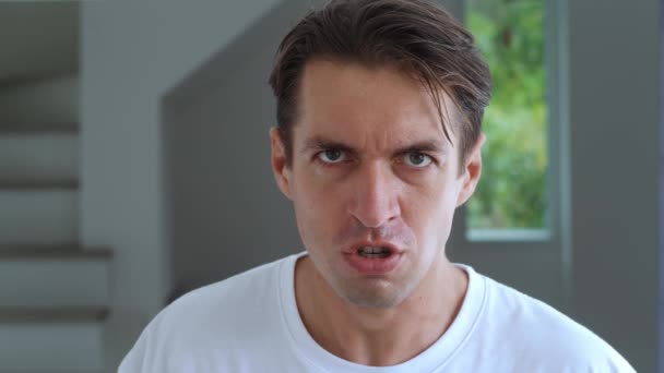 Portret Wkurzonego Mężczyzny Patrzącego Kamerę Gniewnym Spojrzeniem Tle Domowego Biura — Wideo stockowe