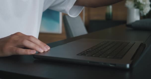 Egy Üzletember Asztalnál Kinyitja Laptopját Elkezdi Munkáját Férfi Szabadúszó Kinyit — Stock videók