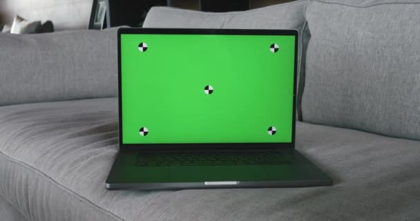 Φορητός Υπολογιστής Καναπέ Πράσινο Chroma Οθόνη Κλειδιού Εσωτερικούς Χώρους Στο — Αρχείο Βίντεο