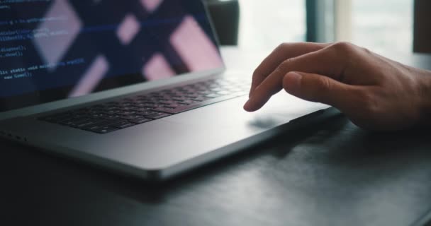 Ofiste Çalışırken Erkek Eli Laptopta Dokunmatik Ped Kullanarak Kapat Bilgisayarlı — Stok video