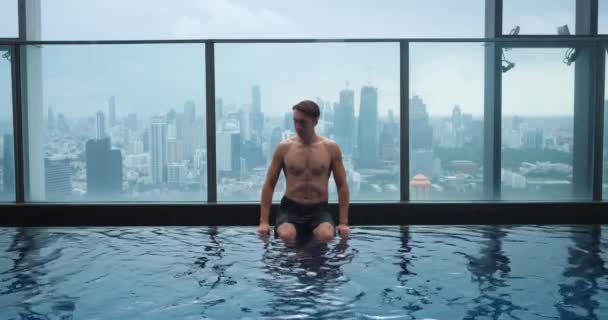 Beyaz Adamı Lüks Bir Şehirde Lüks Bir Otelin Çatısındaki Yüzme — Stok video