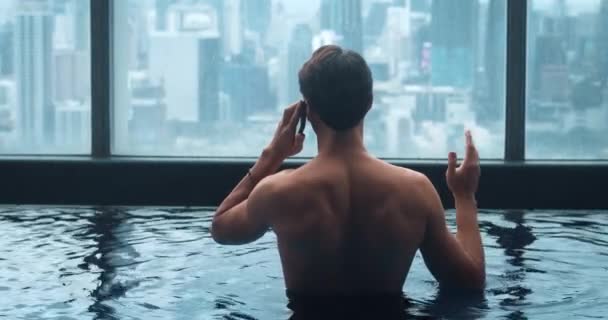 Arkadan Bakan Bir Adamı Büyük Şehirde Çatıdaki Bir Gökdelen Havuzunda — Stok video