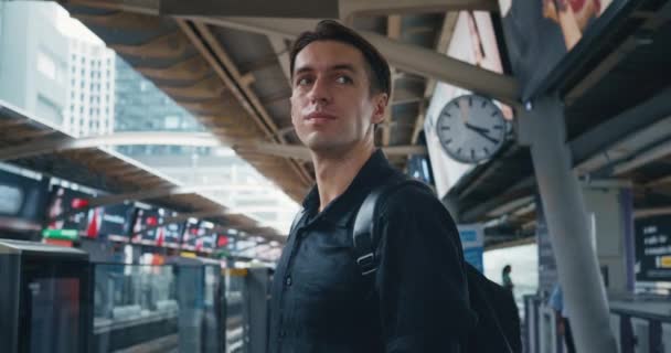 Молодой Человек Черной Рубашке Рюкзаком Стоит Платформе Наземной Станции Метро — стоковое видео