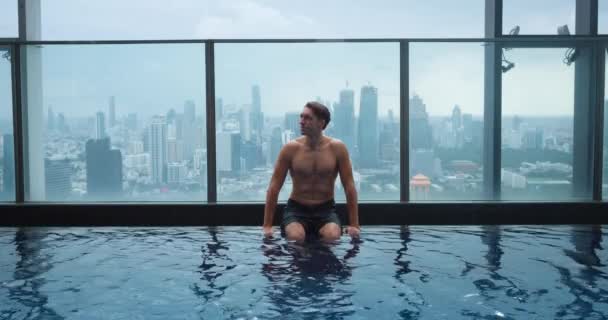 Chladící Relaxující Muž Luxusním Bazénu Střeše Mrakodrapu Mladý 30S Podnikání — Stock video