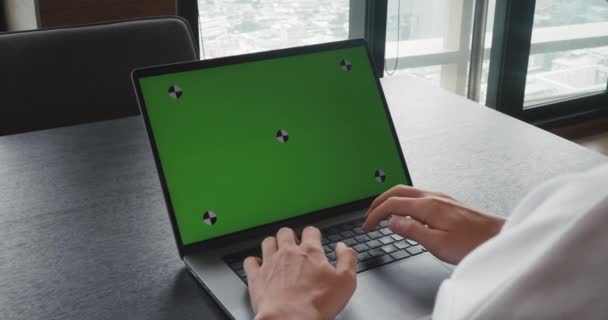 Ofiste Çalışırken Yeşil Ekran Krom Anahtarı Olan Dizüstü Bilgisayarı Kullanan — Stok video