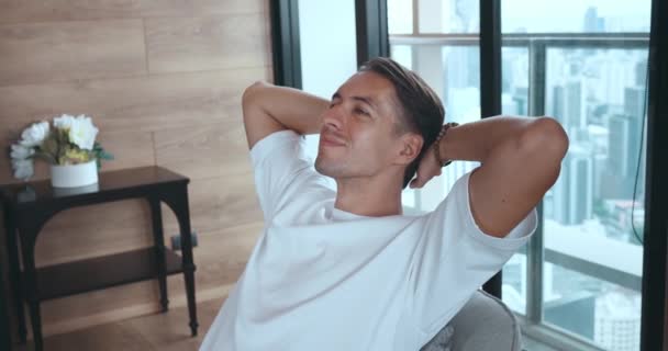 Beyaz Gömlekli Rahat Bir Adam Evde Dinleniyor Ellerini Başının Arkasına — Stok video