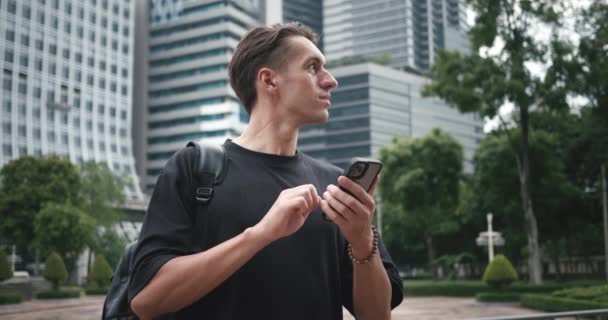 Mannelijke Toerist Met Smartphone Hand Met Rugzak Kijkt Rond Tijdens — Stockvideo