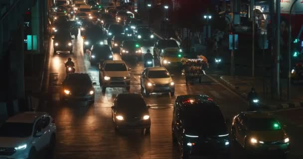Captura Cinematográfica Carretera Tráfico Ciudad Coches Motocicletas Autobuses Taxis Que — Vídeos de Stock