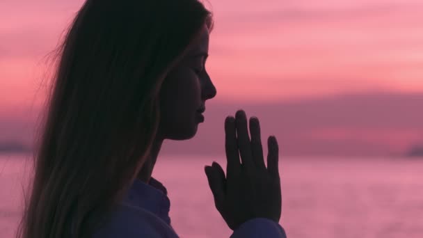 Спокійна Жінка Стоїть Молитися Пляжі Під Час Рожевого Заходу Сонця — стокове відео