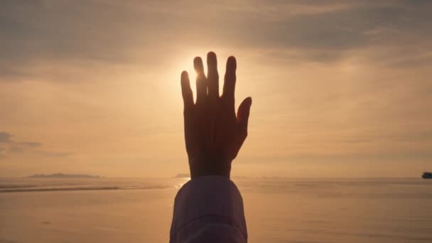 Frauen Hand Auf Goldenem Sonnenuntergang Auf See Glückliche Frau Streckt — Stockvideo