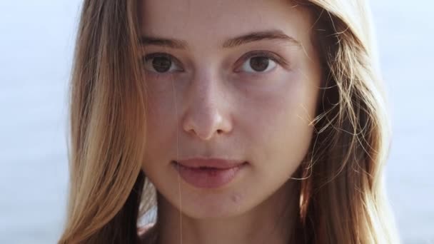Tutup Wajah Wanitanya Wanita Cantik Membuka Mata Coklatnya Yang Indah — Stok Video