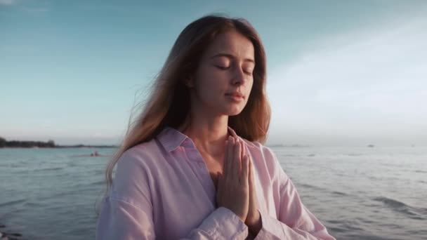 Нестерпна Жінка Молиться Закритими Очима Природі Фоні Сходу Сонця Релігія — стокове відео