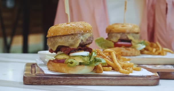 Grande Hamburger Appetitoso Con Carne Verdure Trova Sul Tavolo Accanto — Video Stock
