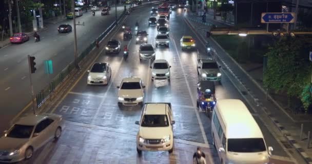夜間の大都市の高速道路の交通 バンコク中心部 インフラ 交通機関を走行するバスラッシュアワー バンコク Sep 2023 — ストック動画